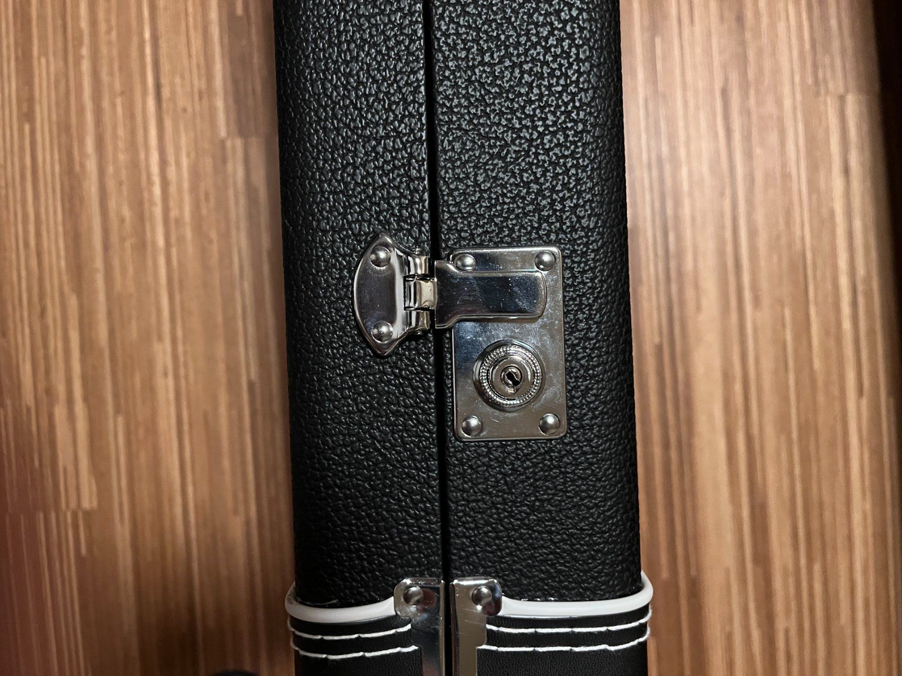 Supporti per strumenti musicali & leggii: Fender Guitar Display Case Schwarz – Nuovo (secondo la descrizione) da Zürich venduto da die_hm7l 6