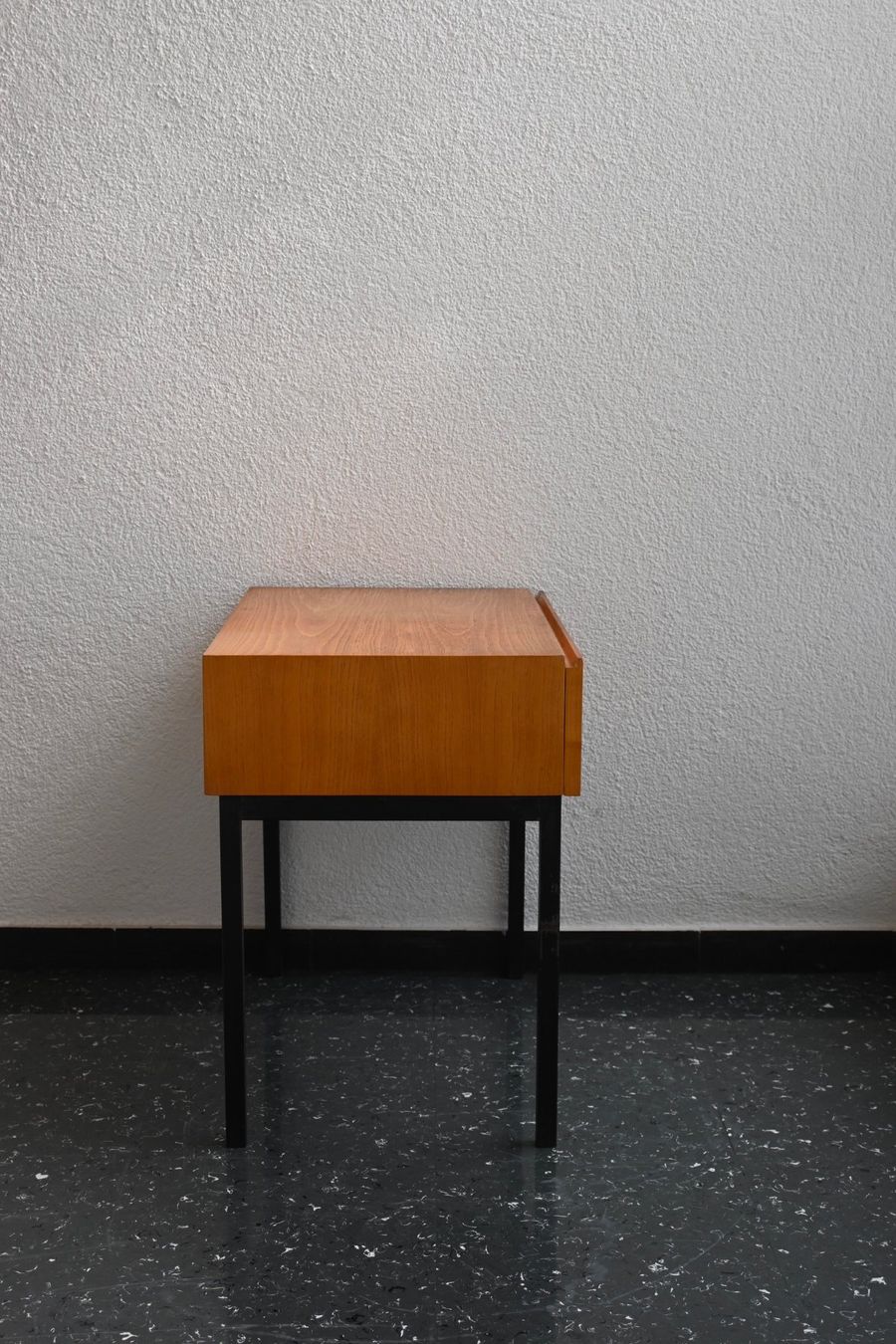Comodini: Victoria Nachttisch mit Schub – Usato da Zürich venduto da starch.studio 4