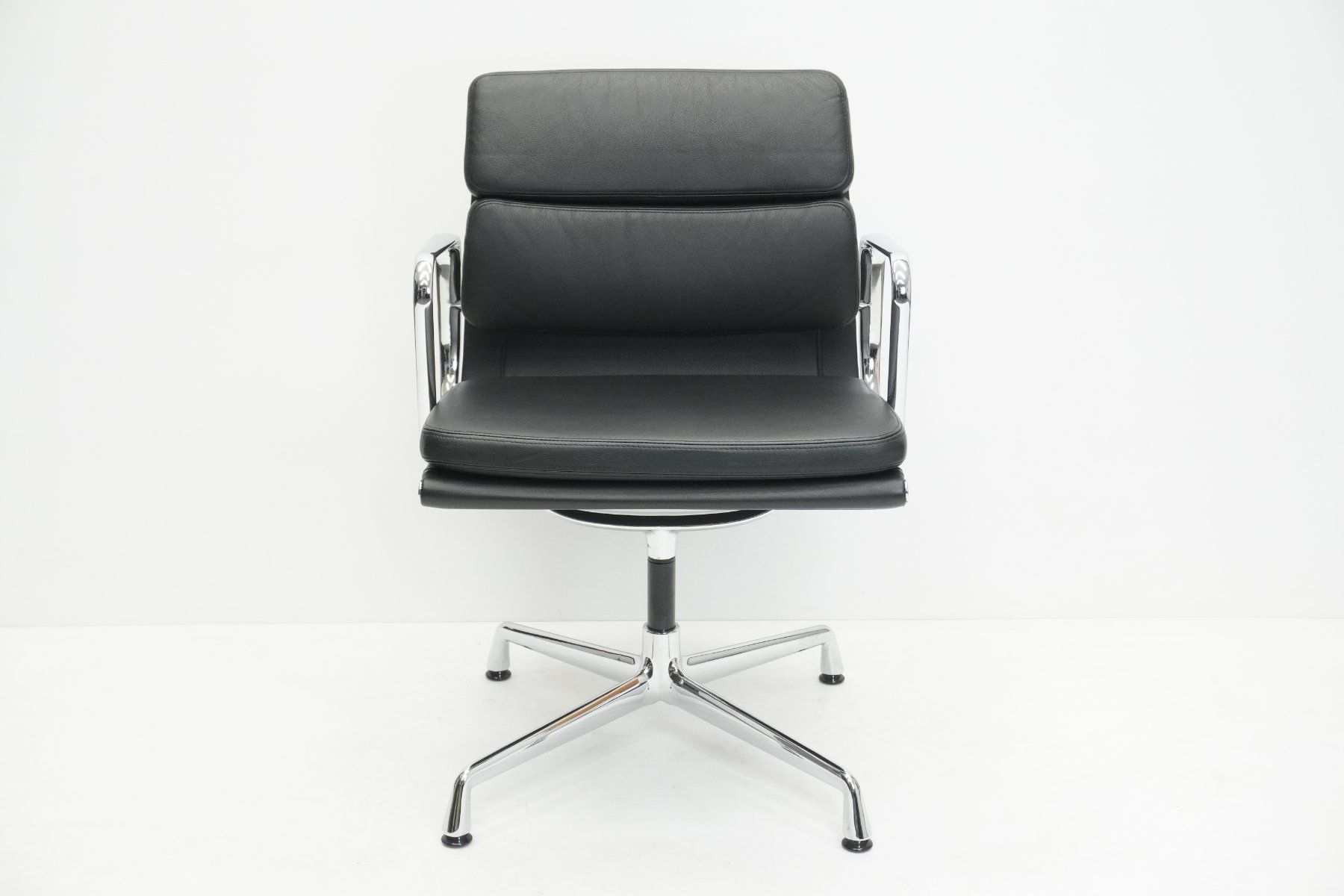 Vitra Sedie: Original Vitra Eames Soft Pad EA208 Leder nero neuwertig – Usato da Bad Zurzach venduto da QLASSIQ 1