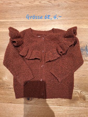 Süsses Strickjäckli mit Rüschen, Grösse 68