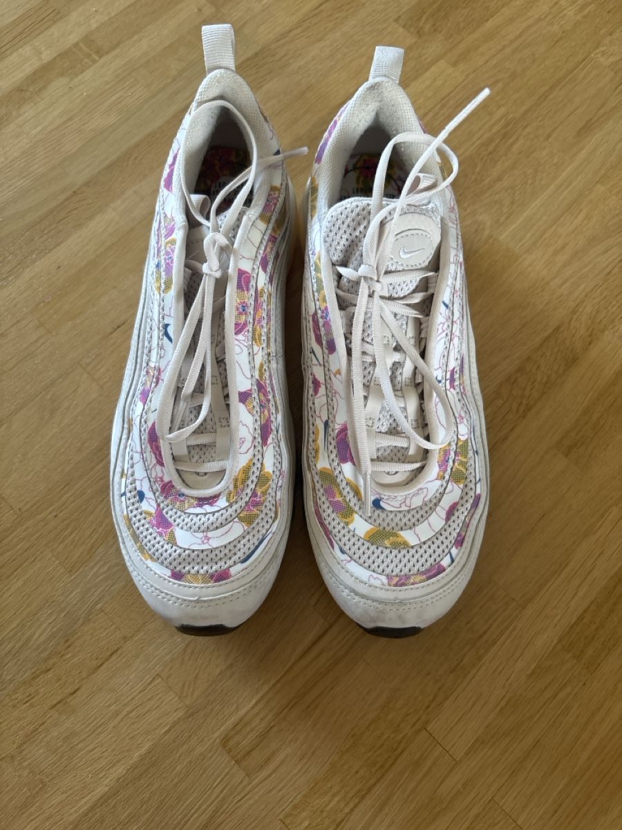 Nike Scarpe da donna: Spezielle Nikes mit Blumenmuster – Nuovo (secondo la descrizione) da Regensdorf venduto da cokezero357