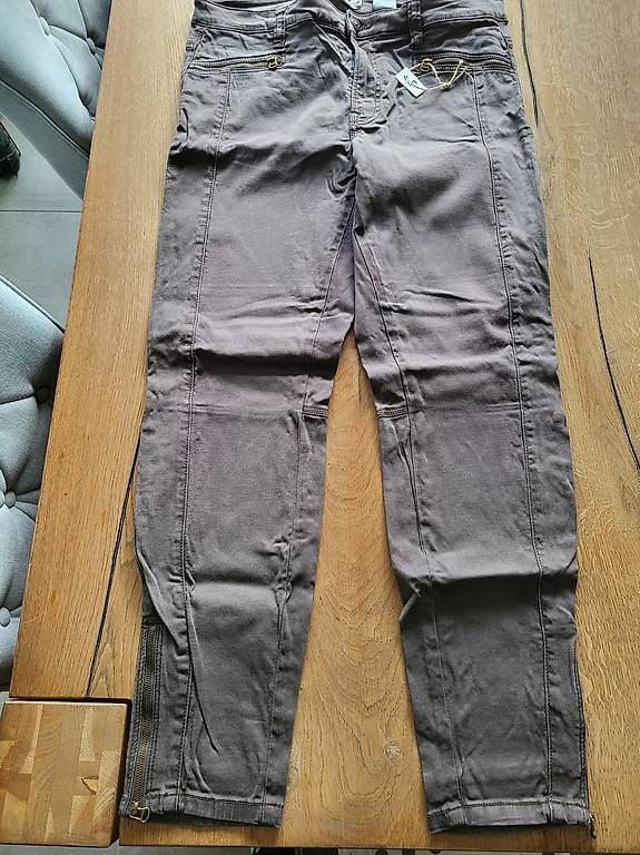 Pantaloni: Pantalon femme  – Usato da Ecuvillens venduto da loloall 2