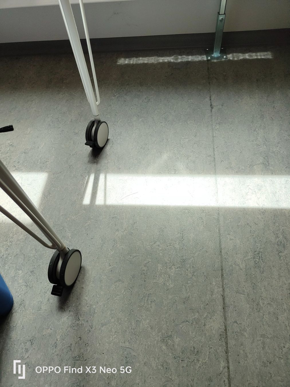 Tavoli: Tisch auf Rollen mit Bremse, weiss – Usato da Niederhelfenschwil venduto da Kulant 1