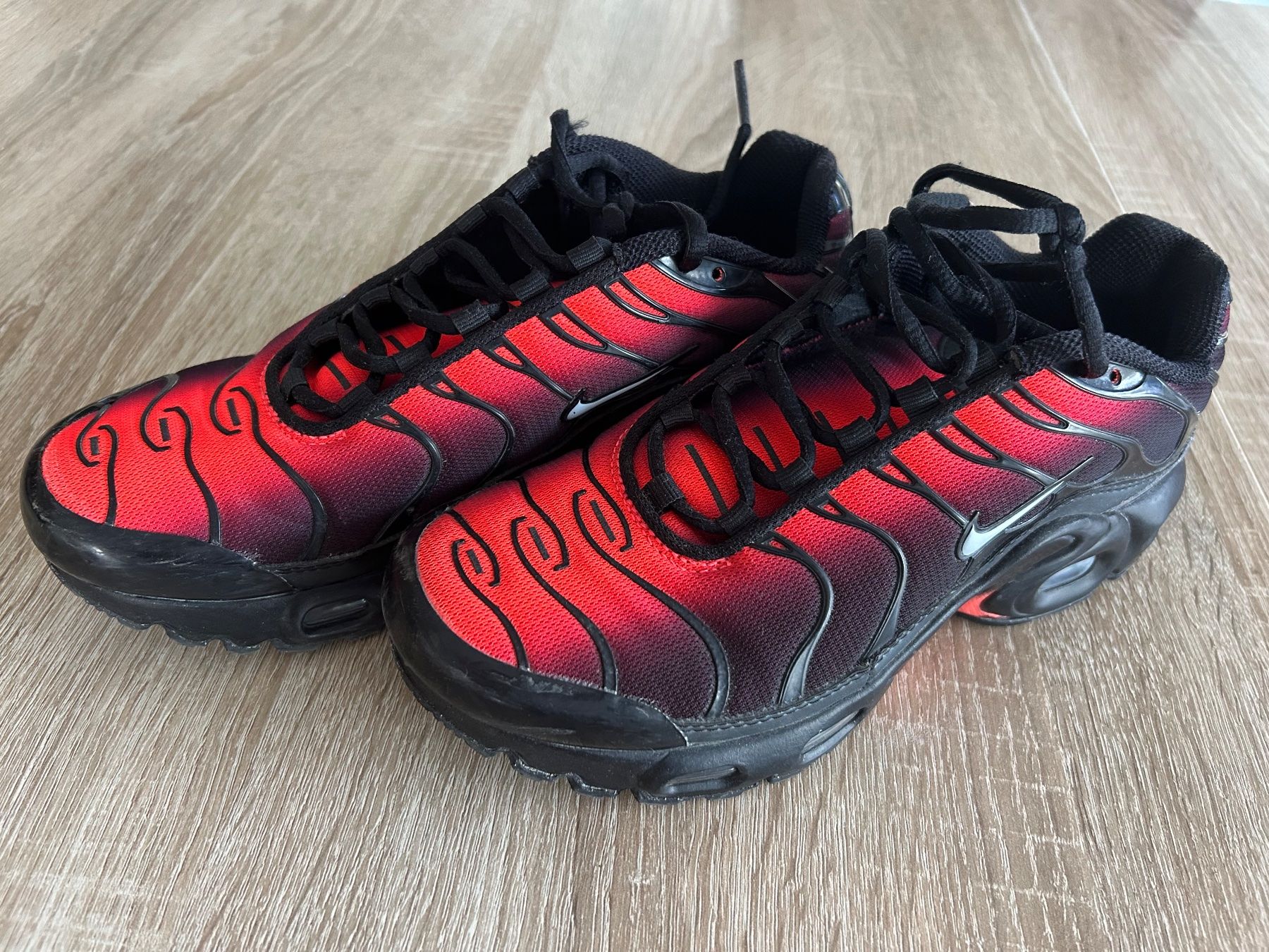 Nike Chaussures hommes: Nike Air Max plus TN Black Radiant Red, gr. 36.5 – D'occasion à Romont FR par perrno