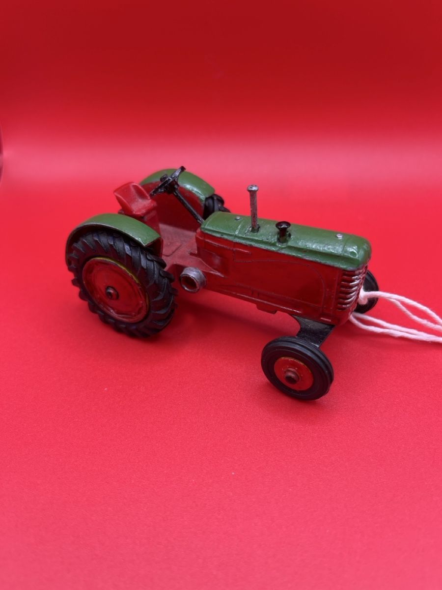 Dinky Toys Modellini d'auto: Dinky Toys Massey Harris Traktor – Usato da Root venduto da 156500 1
