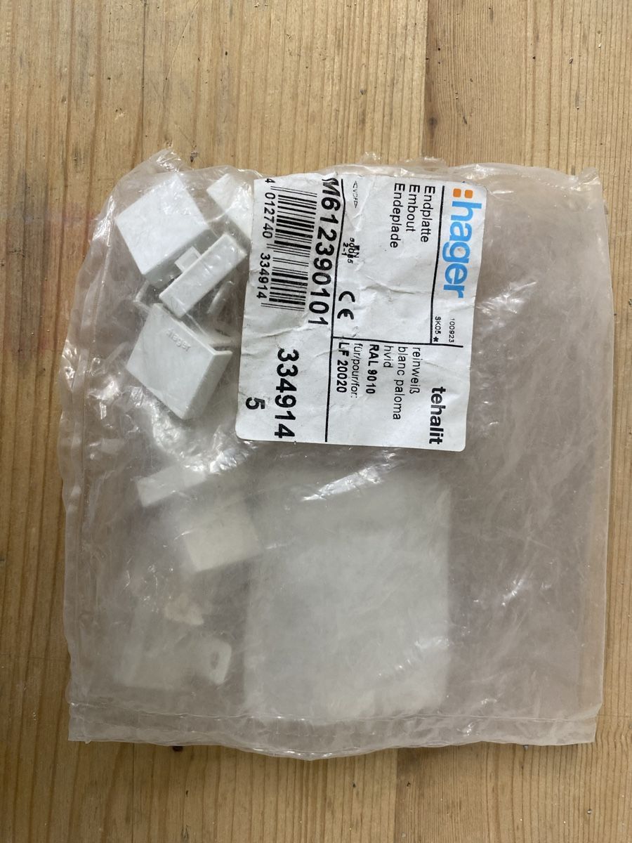 Hager Alimentazione elettrica: Hager Enddeckel 20x20 weiss PREIS PRO STÜCK – Nuovo e nell'imballaggio originale da Boniswil venduto da NetworkNavigator