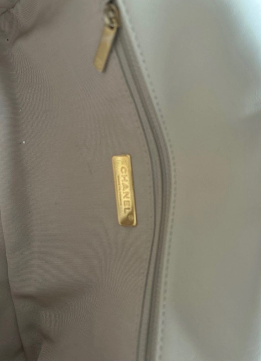 Chanel Taschen für Damen: Chanel 19 Small Creme Leder Top Zustand – Neu (gemäss Beschreibung) aus Bassersdorf von habibi06 1