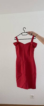 ROTES TRÄGERKLEID