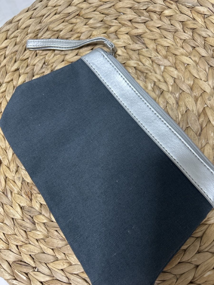 Trousses de maquillage: Pochette Lancaster avec lanière argentée, NEUVE – Neuf (Voir description) à Carouge GE par Emilynette 2