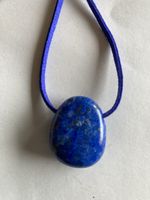 Lapis Lazuli Anhänger mit blauem Band, Edelstein Schmuck