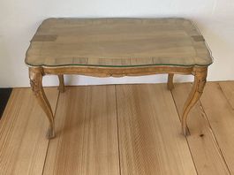Antiker Tisch im Louis -XV.-Stil