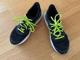 Asics Hallenschuh, Turnschuh Gr. 39 (UK 5) schwarz/neongelb