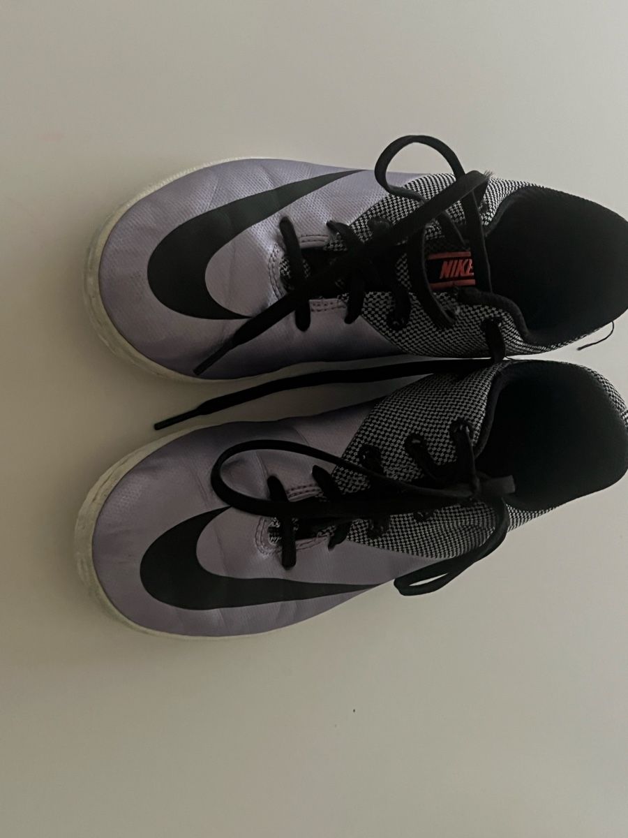 Nike Scarpe per ragazze: Nike taille 33,5 – Usato da Sion venduto da jerermy1911