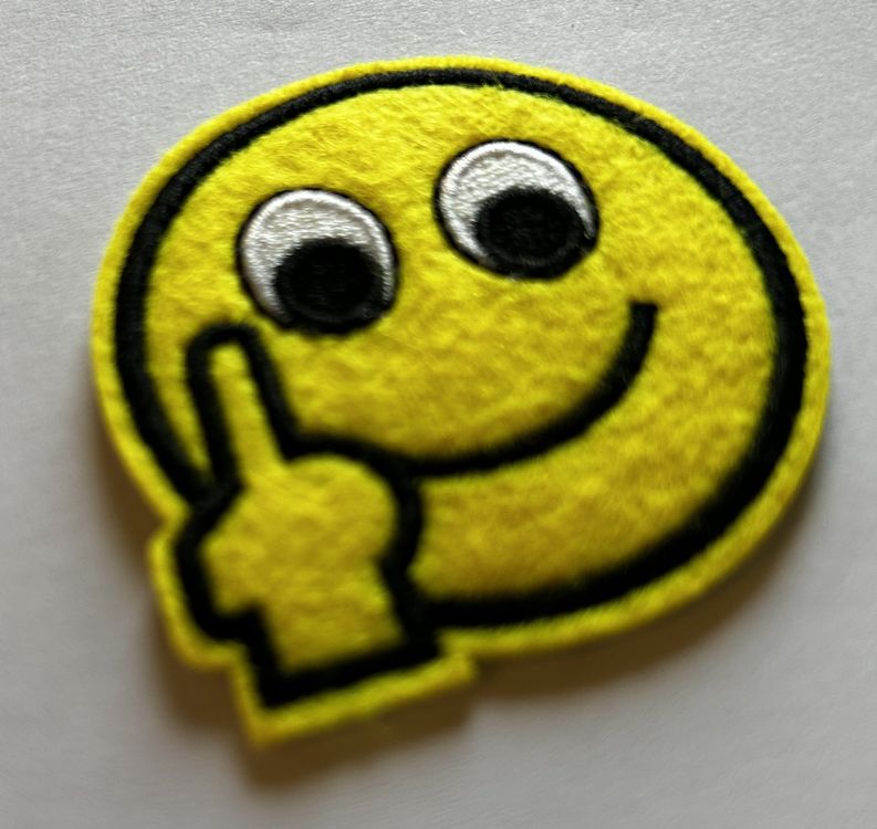 Smiley Aufnäher Mittelfinger Fuck you Stinkefinger Badge (Neu und ...
