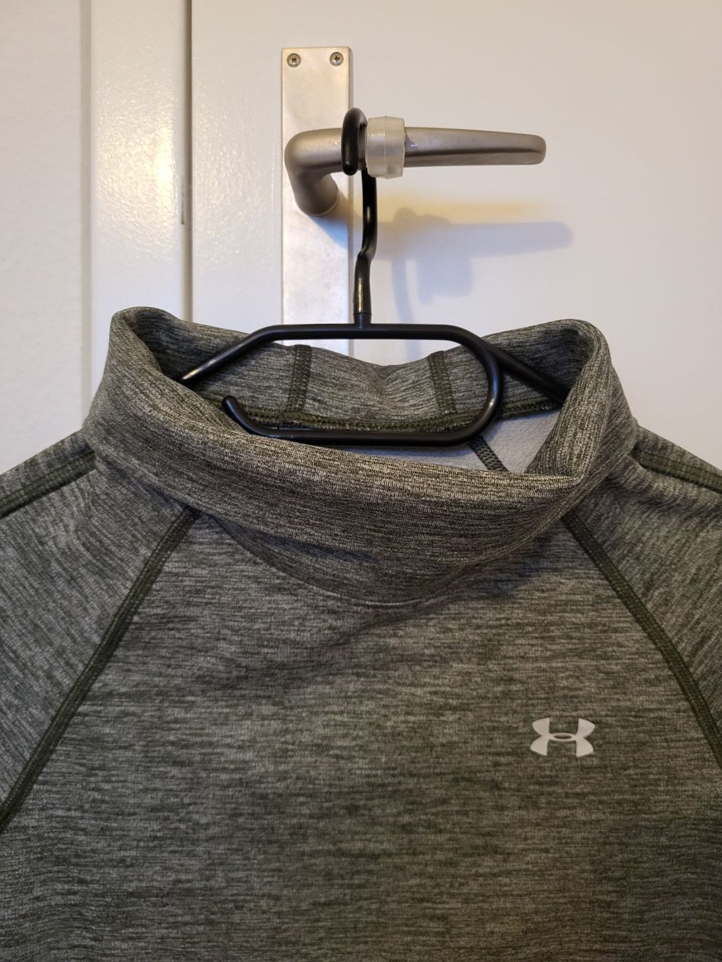 Under Armour Maglioni & Felpe: Shirt/Pulli Under Armour Gr. M – Usato da Cham venduto da Viare 2