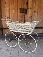 Antiker Puppenwagen Weidengeflecht weiss