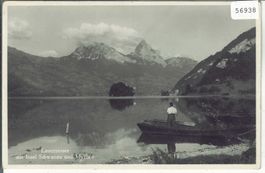 Lauerzersee mit Insel Schwanau und Mythen - Boot mit Fischer