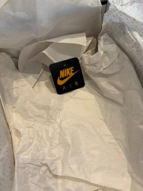 Nike Herrenschuhe: Nike Air Jordan 4 Retro – Neu und originalverpackt aus Neuchâtel von man_h9fp 7