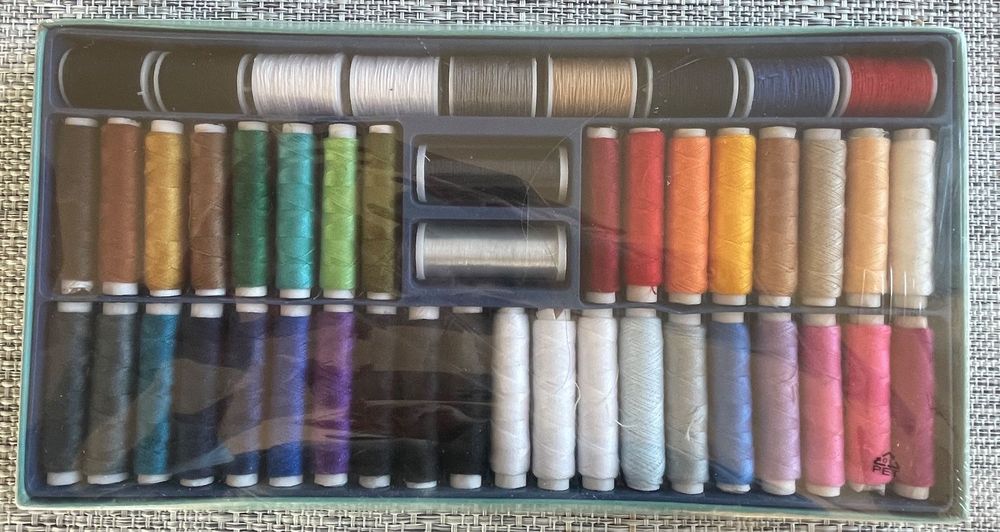 Kleiber + Co. Nähgarn Sortiment – 64-teilig, Polyester, Farbig Sortiert, 32 Spulen à 50 M + 32 Unterfadenspulen à 25 M