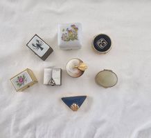 8 Vintage-Pillendosen  (Porzellan & Metall)