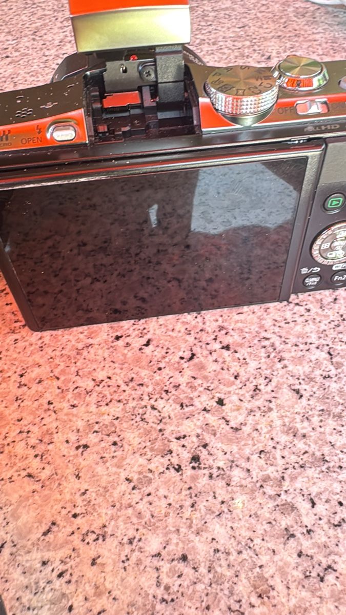 Panasonic Fotocamera: Panasonic Lumix GF6 Kamera mit Objektiv  – Usato da Sursee venduto da TeamBully 3