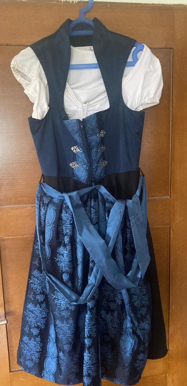 Costumi: Elegantes Dirndl in Blau mit Blumenmuster, Grösse 36 – Usato da Aarwangen venduto da hirschit
