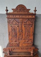 Kleiner Wandschrank mit Jahreszahl 1912