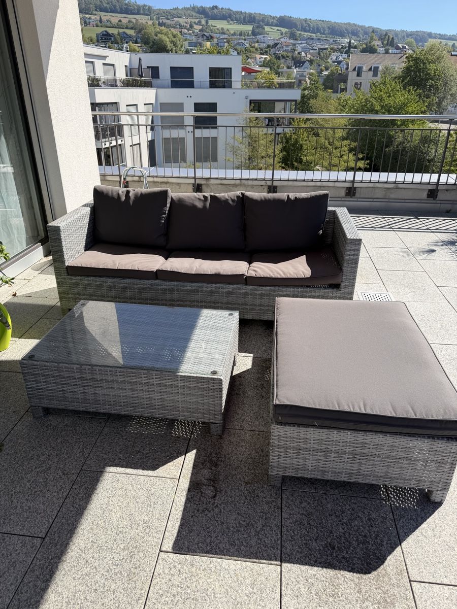 Sofas: Polyrattan Gartenlounge mit Sofa, Tisch & Hocker – Gebraucht aus Niederrohrdorf von retonoris