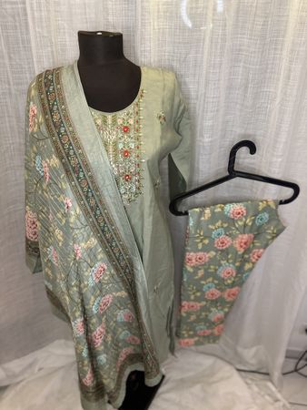 Sommerliches Salwar Kameez Set, mit Blumenmuster, Neu!