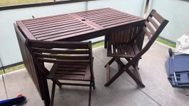 Balkonset Holz Tisch mit zwei Klappstühlen dunkelbraun