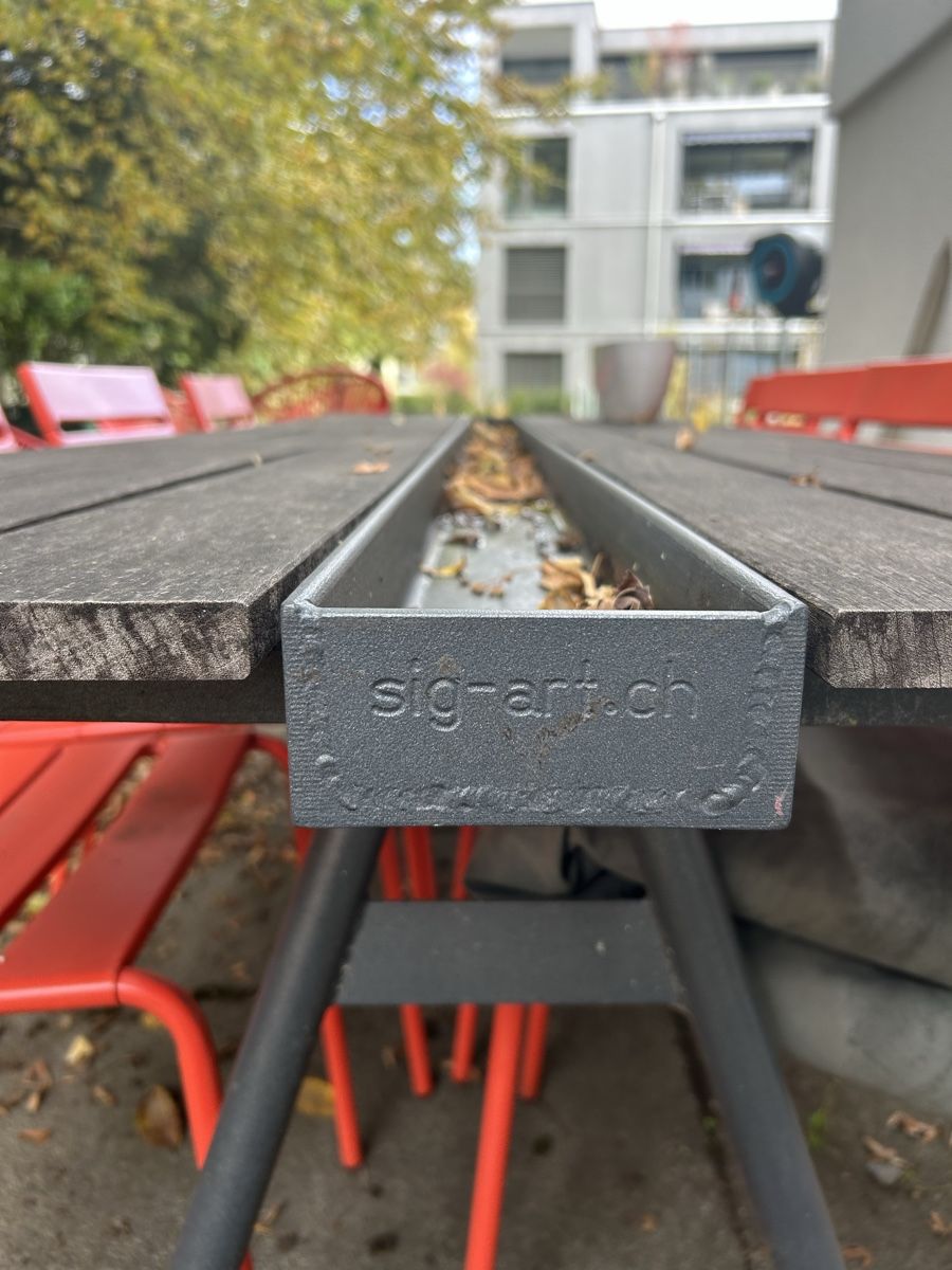 Tavoli: Gartentisch sig-art.ch mit Metallrinne – Usato da Zürich venduto da tzhvaro2 2
