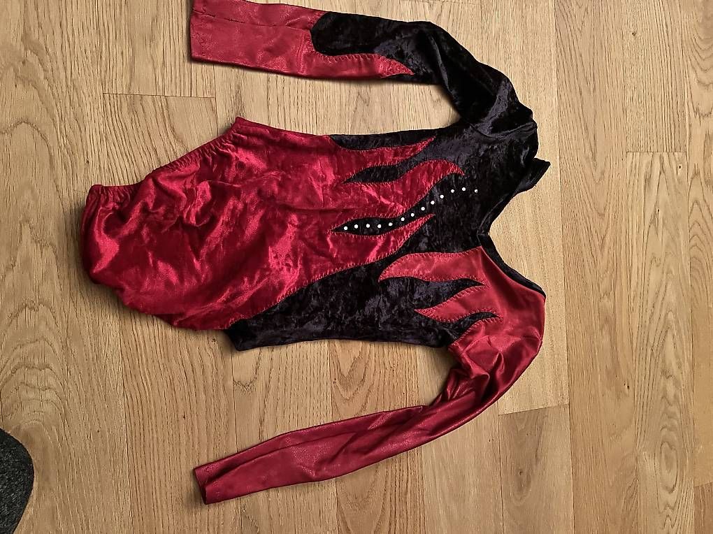 Scarpe, pantaloni & magliette da ginnastica: Turndress Gr. 128 – Usato da Oberwil b. Zug venduto da mic_9ct5 1