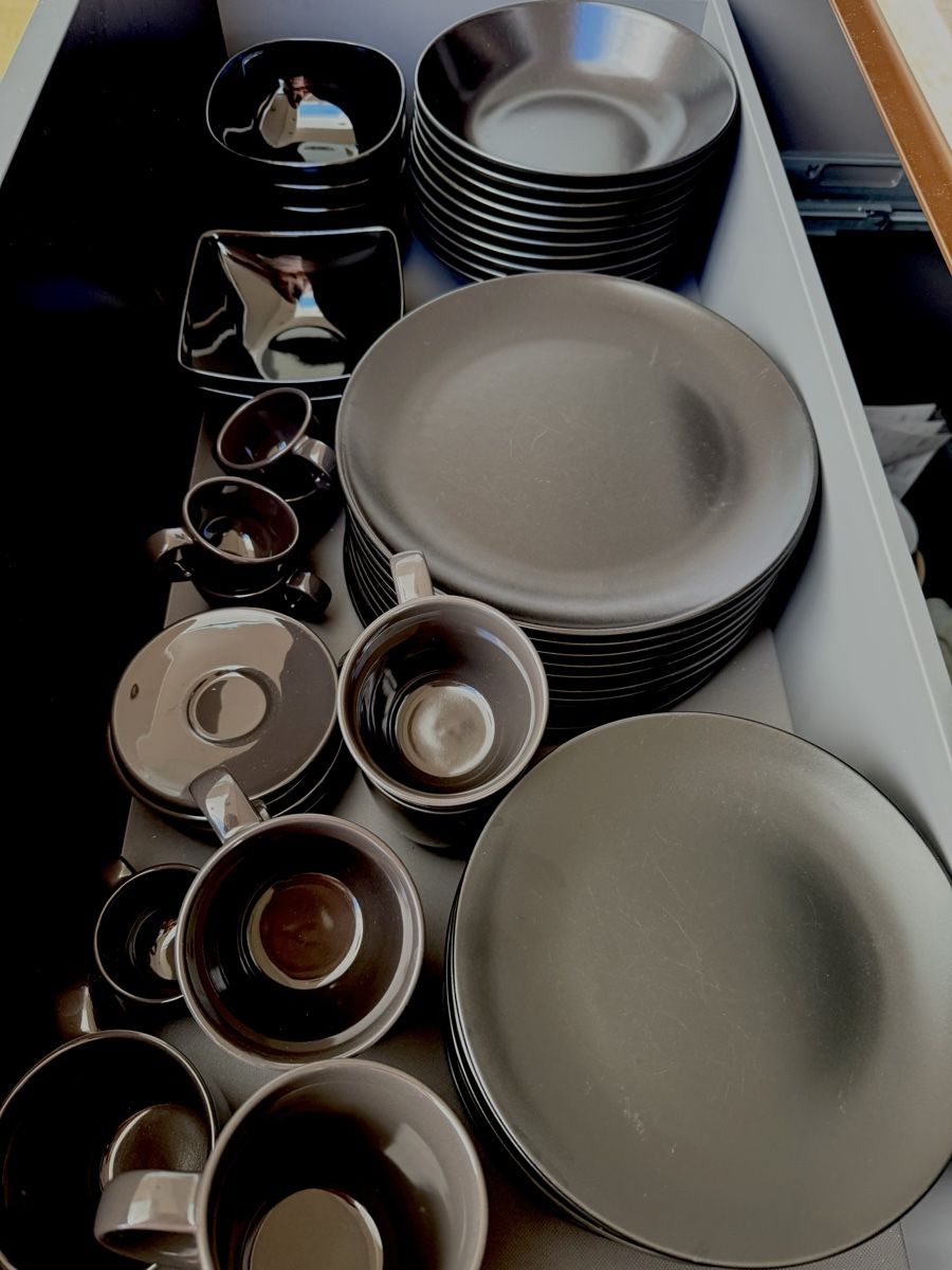 Ikea Set di piatti: Geschirrset schwarz 63 Teile  – Usato da Fislisbach venduto da AuroraByte