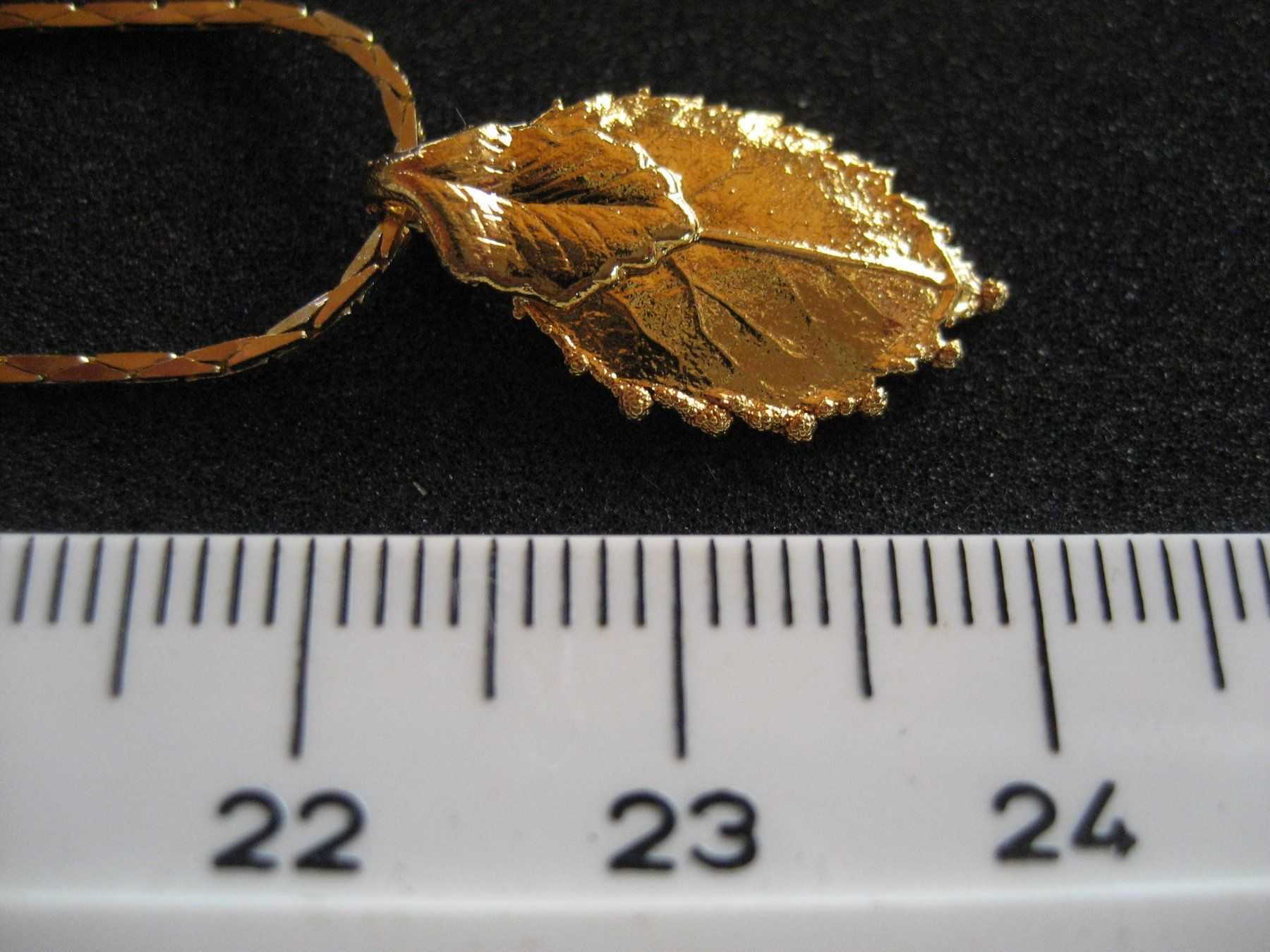 Catenine: Collier doré avec pendentif feuille de rosier, neuf – Nuovo (secondo la descrizione) da Delémont venduto da marryb 3