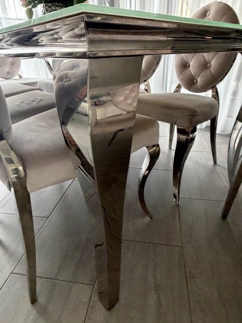 Set di tavolo e panche: Moderner Esstisch mit 8 Stühle in Top Zustand – Usato da Wallisellen venduto da Pepolo 2