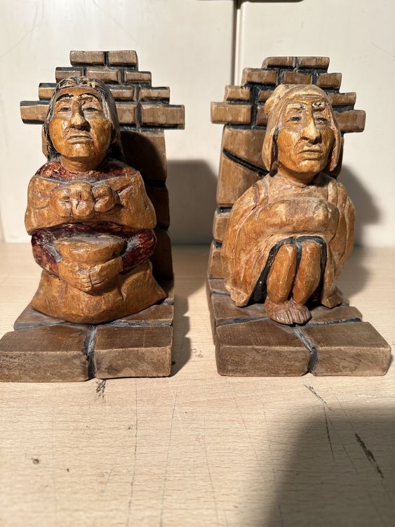 Paire de serre-livres en bois sculpté teinté orné de deux boules à