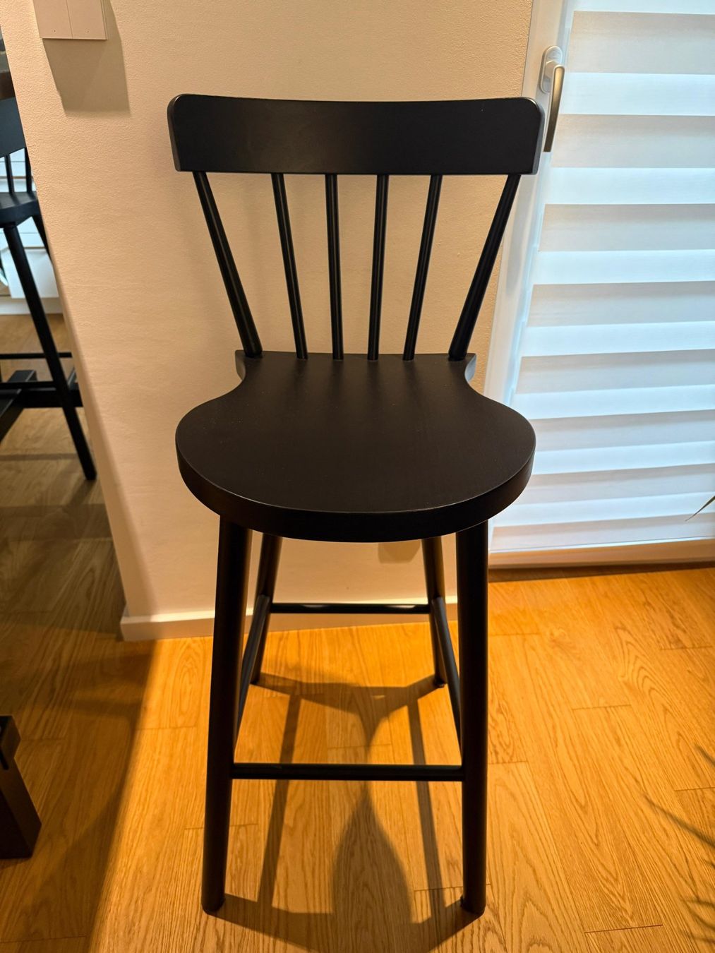 Ikea Set di tavolo e panche: Schwarzer Bartisch mit 4 Stühlen Küchenbar Esstisch – Usato da Windisch venduto da ama_pq2n 4