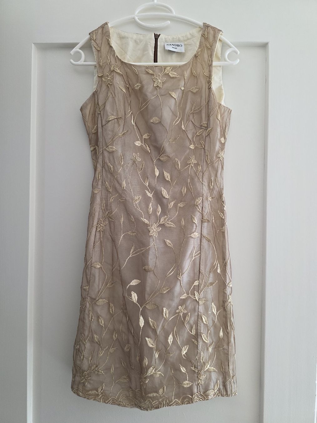 Sandro Robes: Sandro Gold/Beige Dress with Flower Patterns – D'occasion à Zürich par lit_n7pb