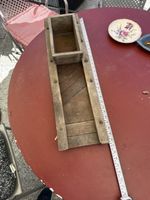 Altes Holz-Hobel-Geraet mit Metalchneideblatt