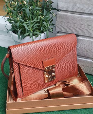 Louis Vuitton Epi Sellier Dragonne Clutch Epi Leder Cognac