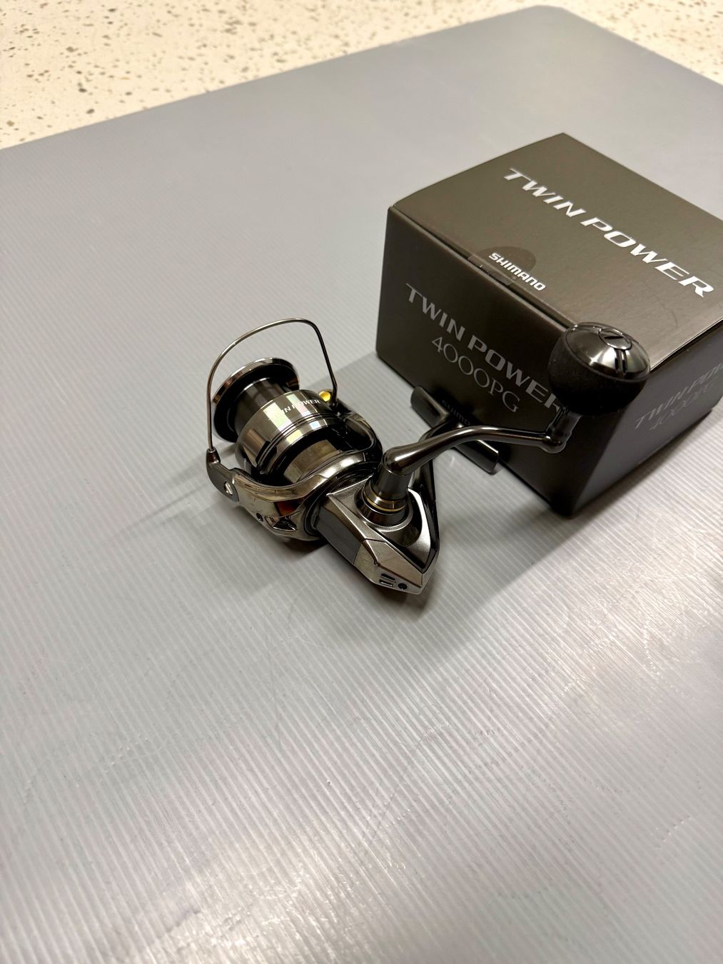 Shimano Tamburi & Mulinelli: Shimano Twin Power 4000PG-FE – Nuovo e nell'imballaggio originale da Trimbach venduto da duri.. 2