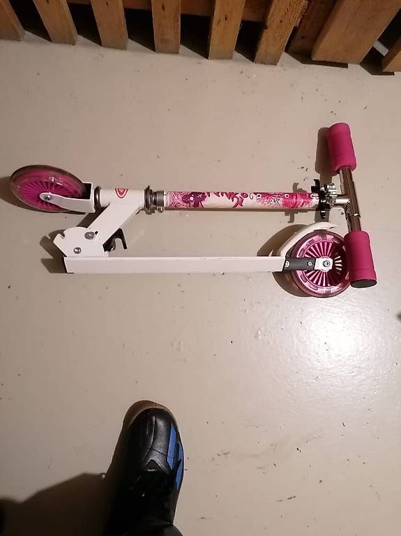 Fahrzeuge für Kinder: Mädchen Trottinet mit LED Rädern – Gebraucht aus Fahrweid von iva_t2wl 3