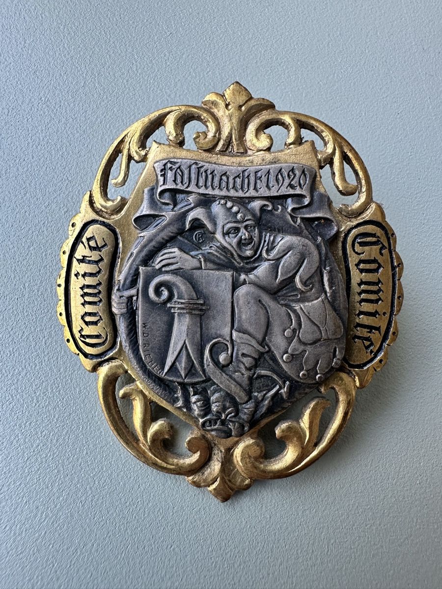 Basler Plaketten & Abzeichen: Fasnacht Basel GOLD 1920 COMITÉ – Gebraucht aus Basel von fasnachtsoutlet1965