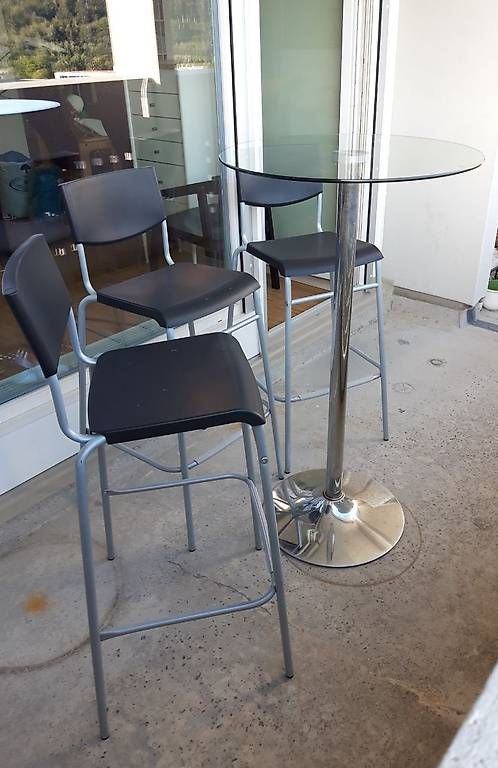 Set di tavolo e panche: Stehtisch + 3 Barhocker // Table haute + 3 chaises de bar – Usato da Cologny venduto da els_tvj8 2