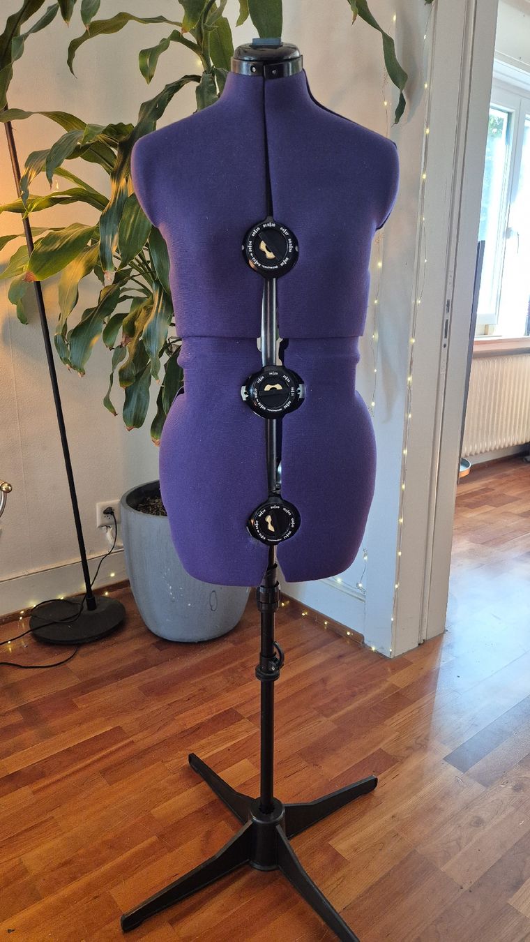 Allestimento di negozi e stand fieristici: Professioneller Schneidertorso violett verstellbar – Usato da Winterthur venduto da Striegelbox