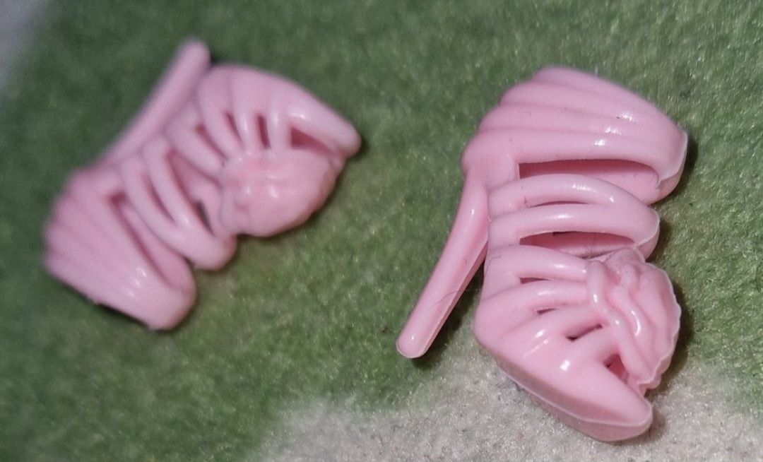 Bambole: chaussures pour Barbie – Usato da Couvet venduto da Pioune