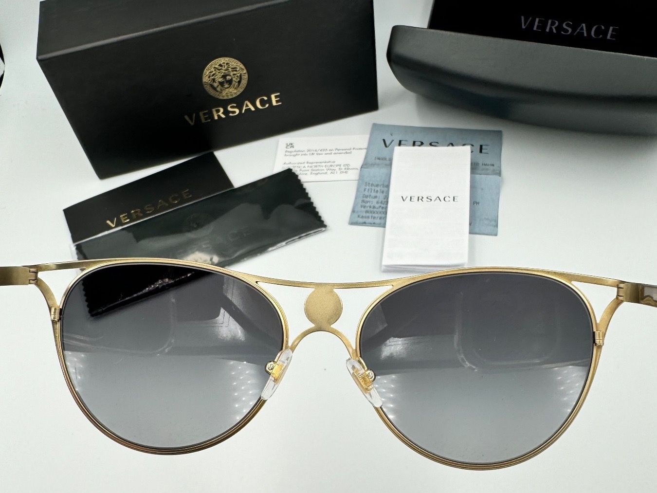 Versace Occhiali & Lenti: Versace Sonnenbrille Medusa Logo – Nuovo e nell'imballaggio originale da Wiedlisbach venduto da Sistershop 4