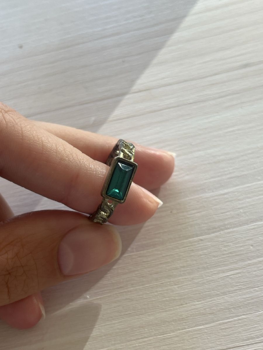 Ringe: Ring with green rectangular stone and chain band design – Gebraucht aus Hinwil von vki_z6jk