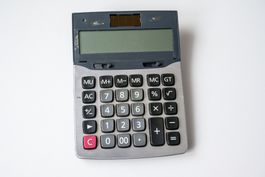 Praktisch! Taschenrechner von CASIO, Solarenergie + Batterie