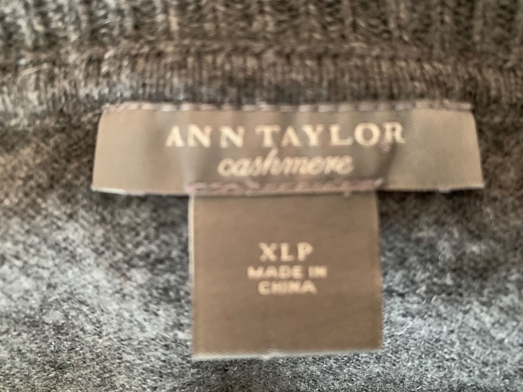 Maglioni & Felpe: Damen Pullover grau Ann Taylor 100% Cashmere – Usato da Wettswil venduto da cipollina71 3